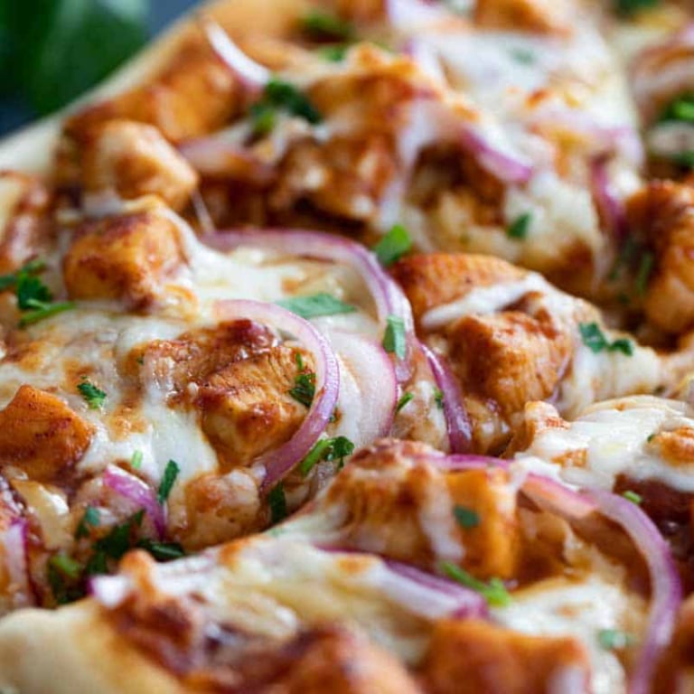 Delicious BBQ Chicken Pizza: A Must-Try!